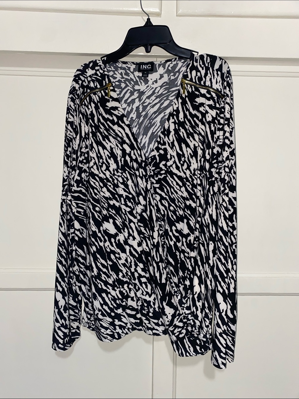 INC International Concepts Black & White Abstract Zip-Accent Blouse